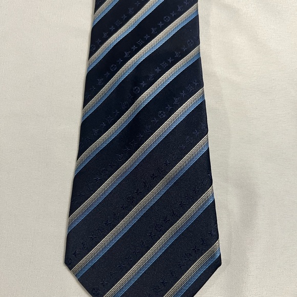 5 Louis Vuitton blue tie collection - Picture 5 of 9